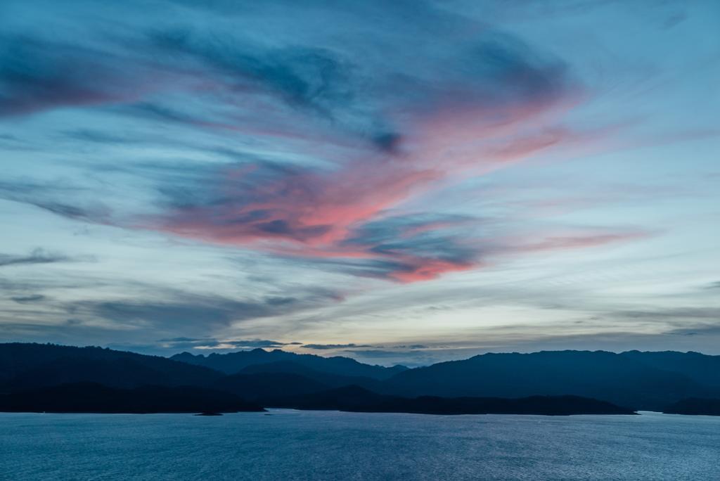 Thawsi Lake Hill Si Sawat 외부 사진
